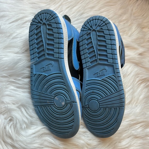 Air Jordan blue and black sneakers for kids, size 1.5Y - Picture 4 of 4